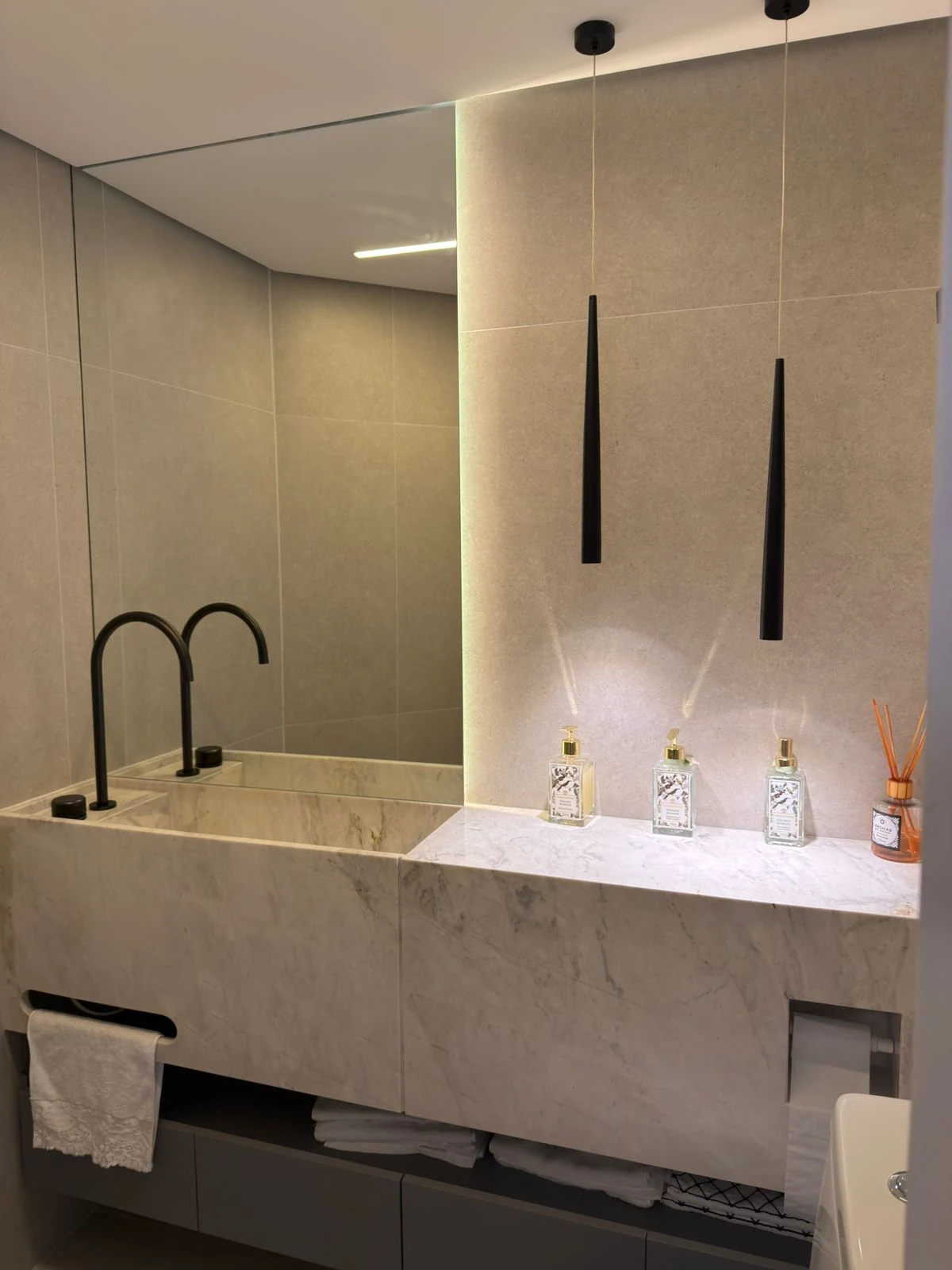 Detalhe de bancada em mármore em apartamento reformado pela TAFT Engenharia