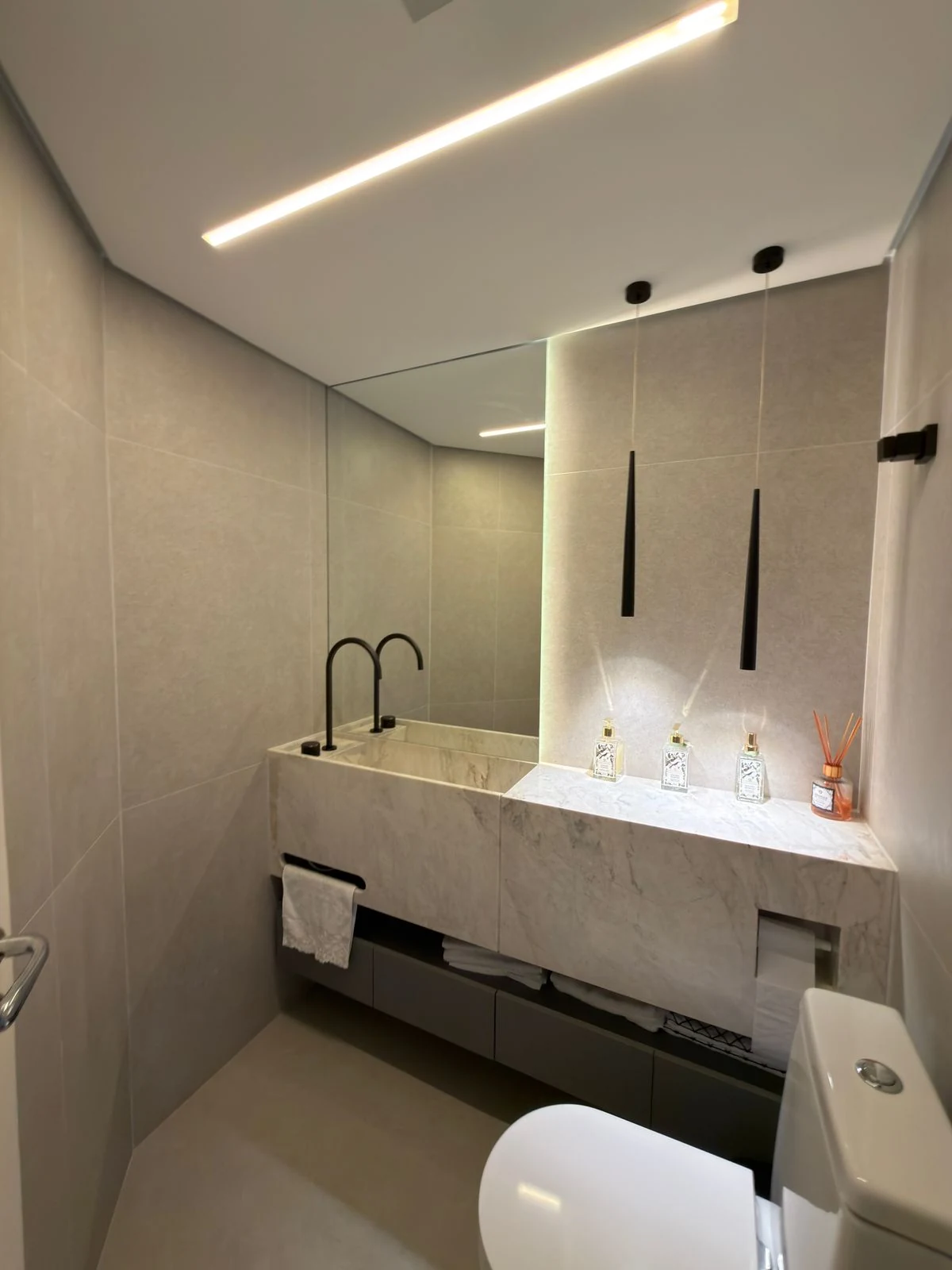 Reforma de cozinha e banheiros com acabamentos em mármore