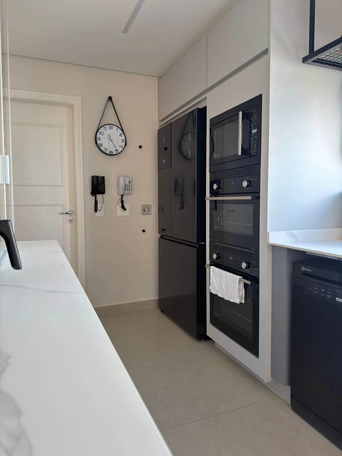 Torre de eletrodomésticos integrada em cozinha reformada pela TAFT Engenharia