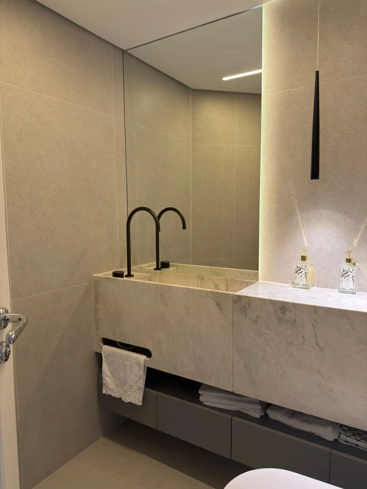 Bancada de mármore em banheiro reformado pela TAFT Engenharia