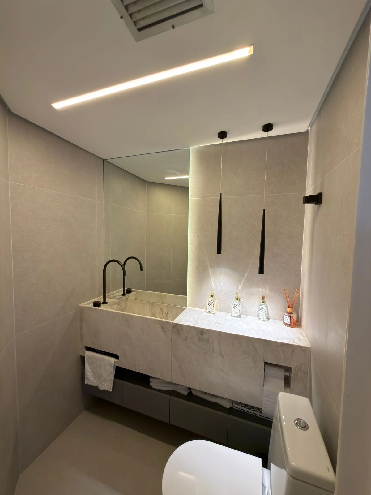Lavabo com acabamento premium em apartamento reformado pela TAFT Engenharia