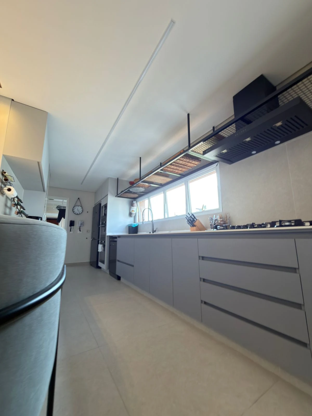 Cozinha com coifa industrial em apartamento reformado pela TAFT Engenharia