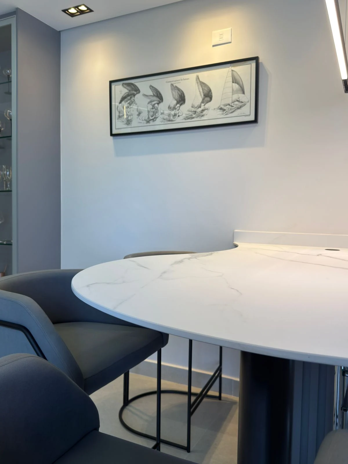 Bancada de refeições com acabamento em mármore em apartamento reformado pela TAFT Engenharia