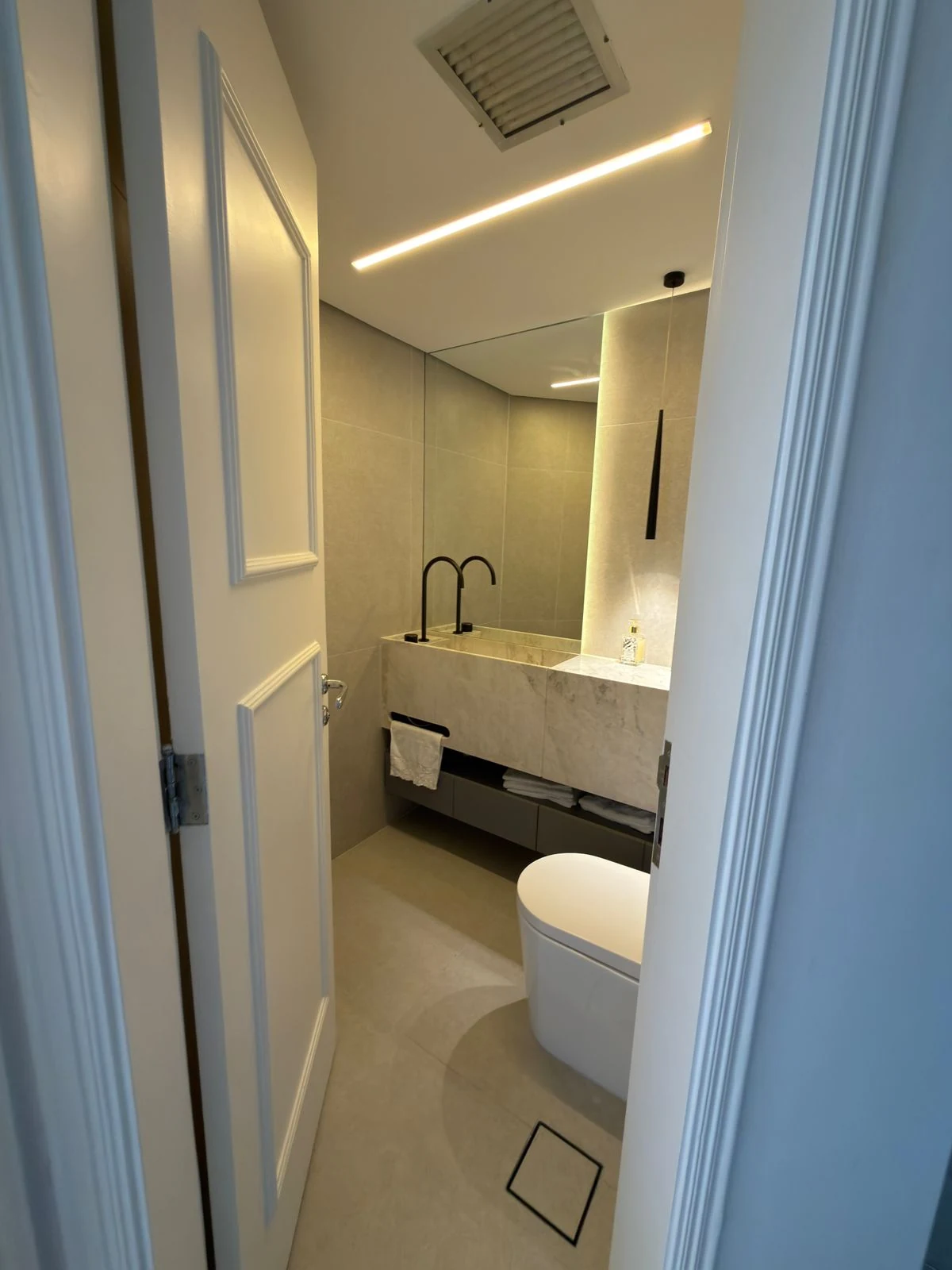 Entrada do lavabo reformado pela TAFT Engenharia