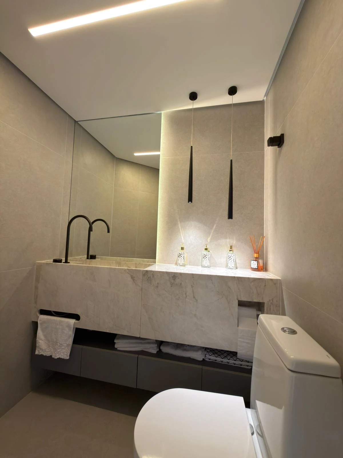 Lavabo com iluminação pendente em apartamento reformado pela TAFT Engenharia