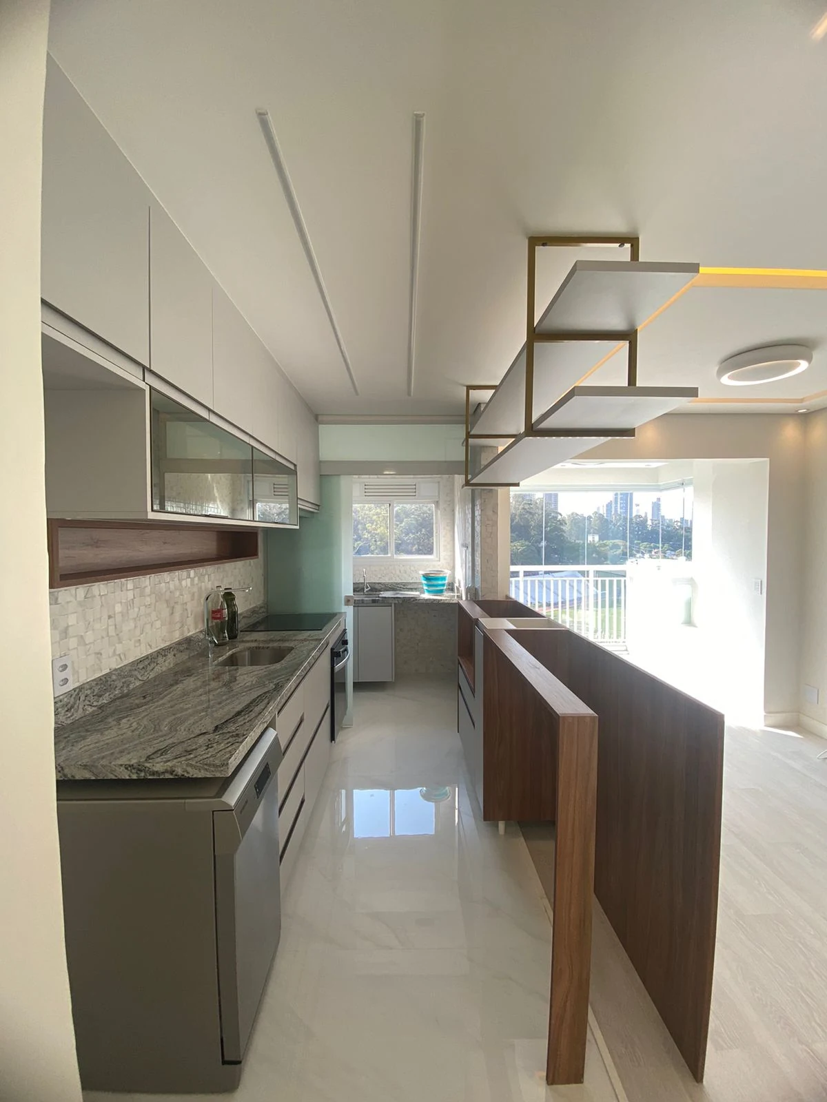 Cozinha ampla em apartamento reformado pela TAFT Engenharia