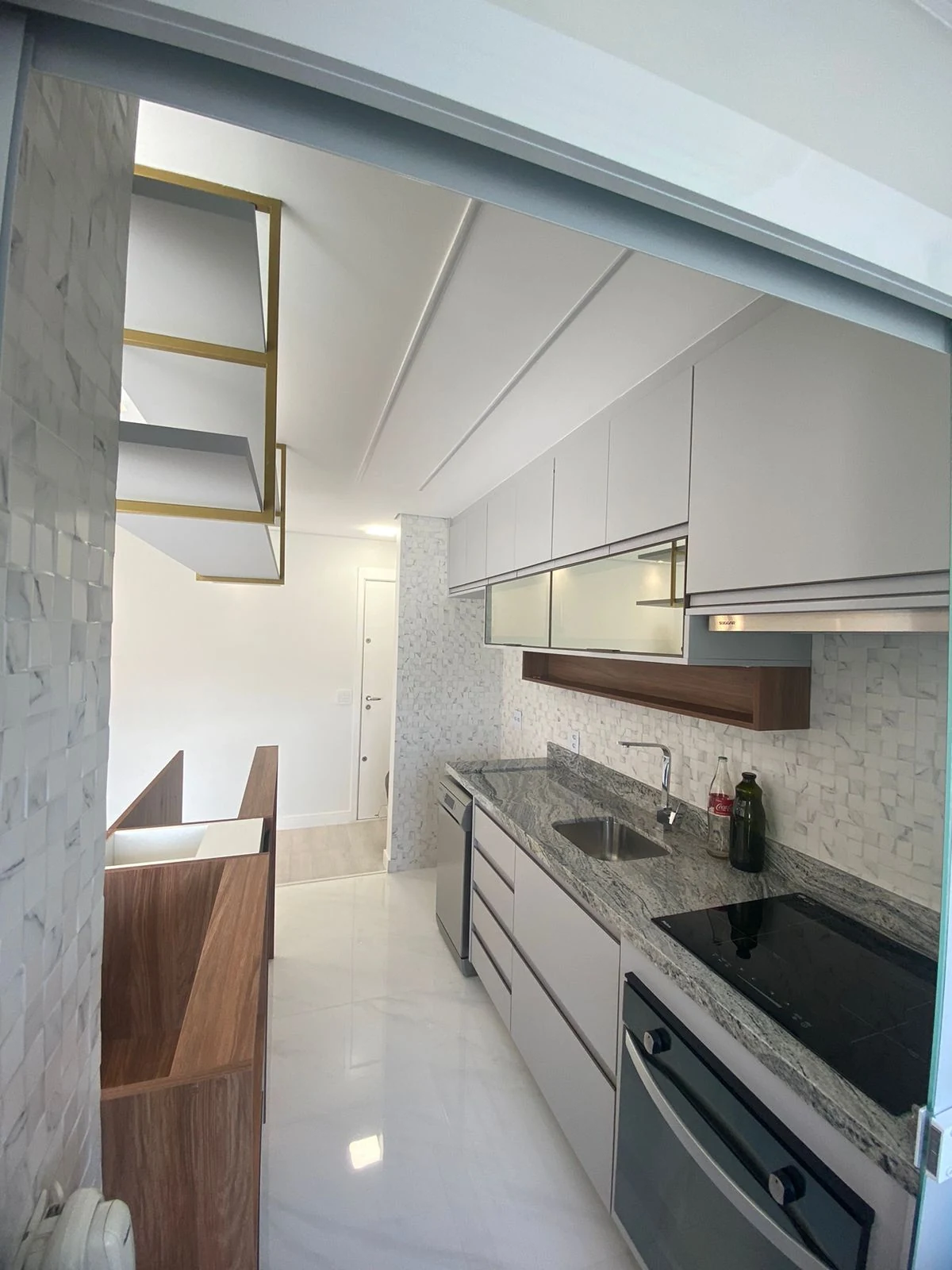 Cozinha planejada em apartamento reformado pela TAFT Engenharia